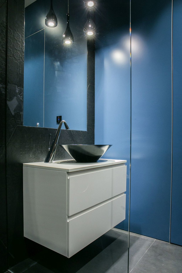Apartament z granatowymi akcentami w Poznaniu, projekt: Joanna Zabłocka