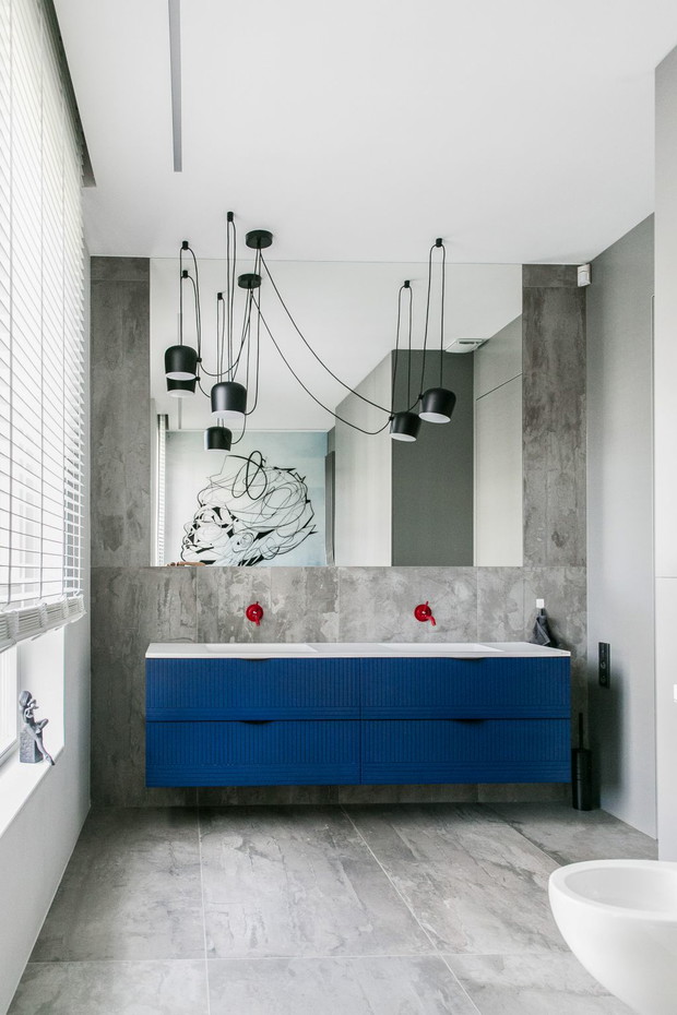 Apartament z granatowymi akcentami w Poznaniu, projekt: Joanna Zabłocka