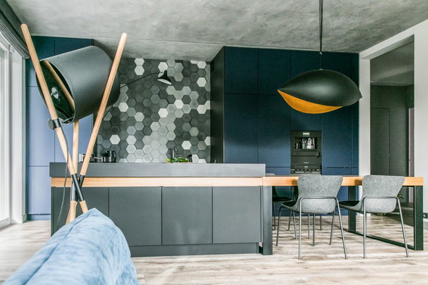 Apartament z granatowymi akcentami w Poznaniu, projekt: Joanna Zabłocka