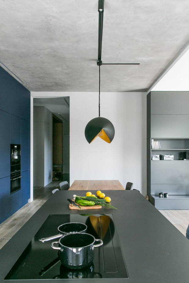 Apartament z granatowymi akcentami w Poznaniu, projekt: Joanna Zabłocka