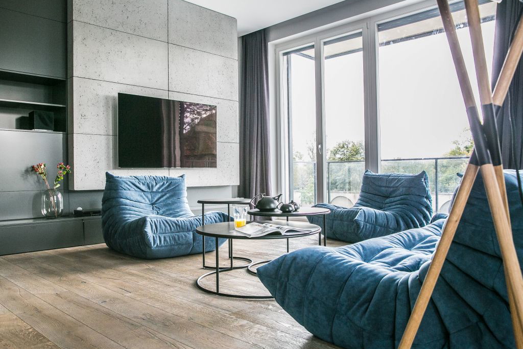 Apartament z granatowymi akcentami w Poznaniu, projekt: Joanna Zabłocka
