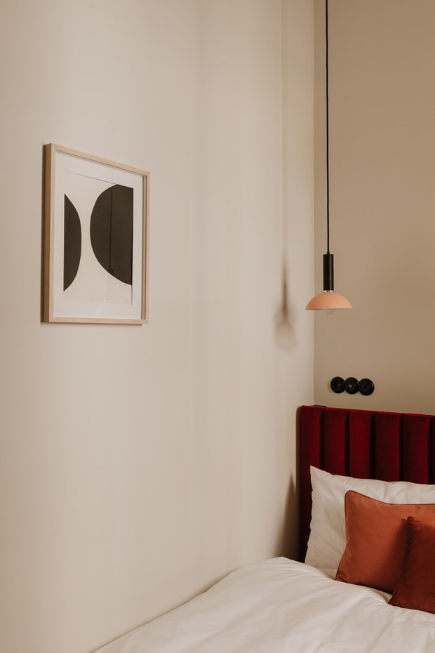 Kolorowy minimalizm w niewielkim mieszkaniu, projekt: Mistovia