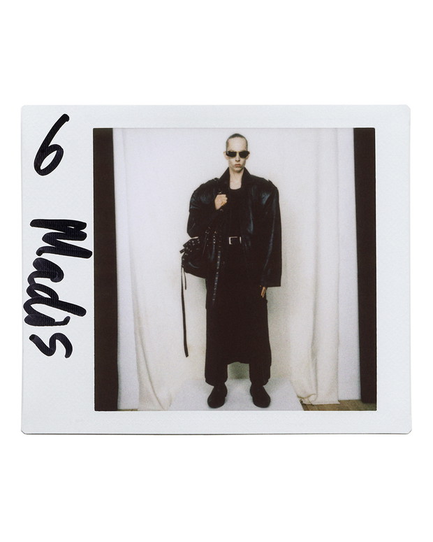 Balenciaga Pre-Fall 2022. W świecie bez internetu