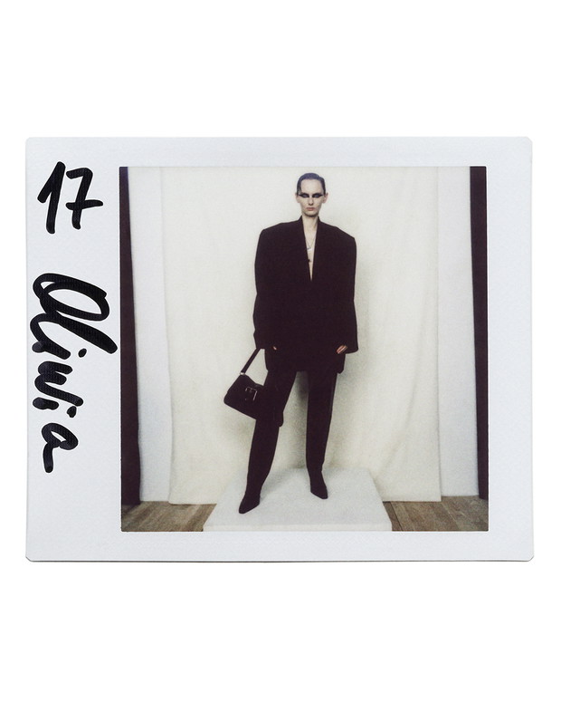 Balenciaga Pre-Fall 2022. W świecie bez internetu