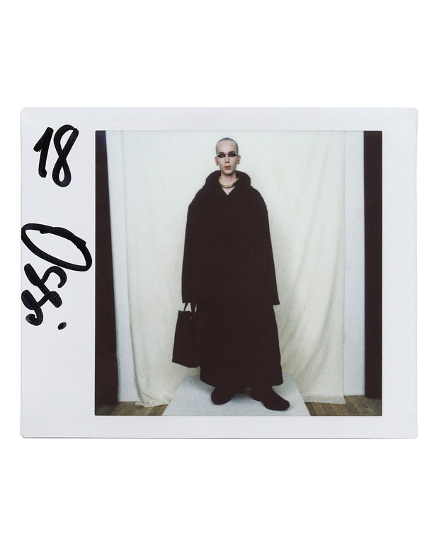 Balenciaga Pre-Fall 2022. W świecie bez internetu
