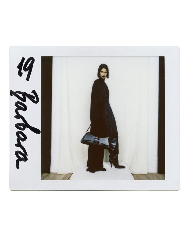 Balenciaga Pre-Fall 2022. W świecie bez internetu