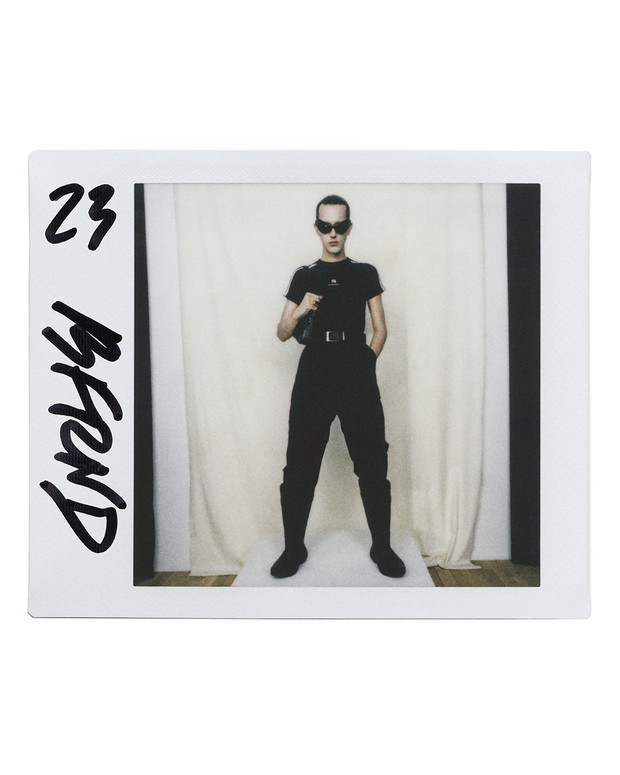 Balenciaga Pre-Fall 2022. W świecie bez internetu