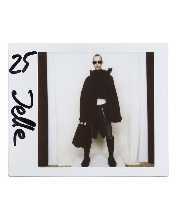 Balenciaga Pre-Fall 2022. W świecie bez internetu