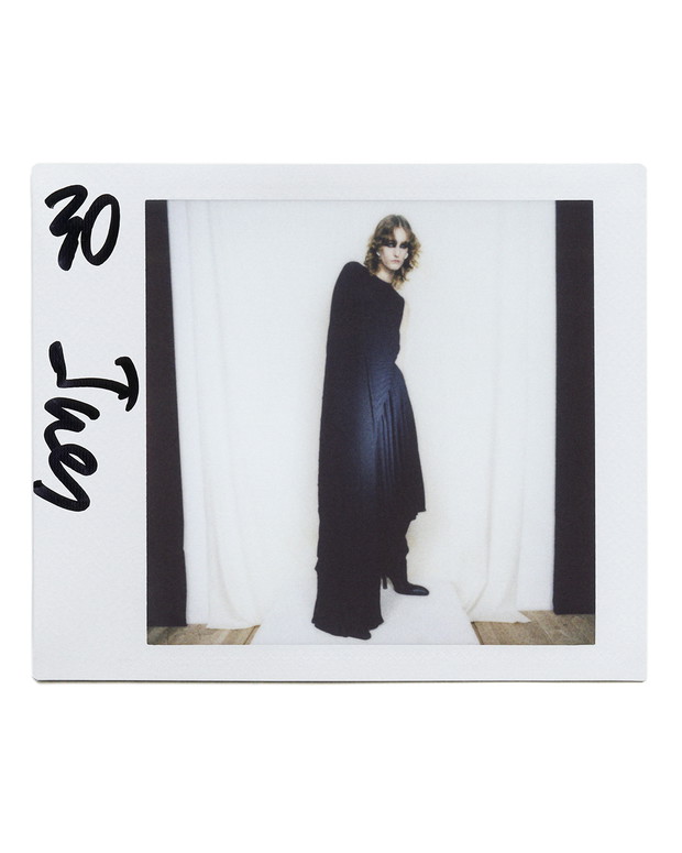 Balenciaga Pre-Fall 2022. W świecie bez internetu