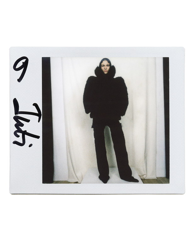 Balenciaga Pre-Fall 2022. W świecie bez internetu