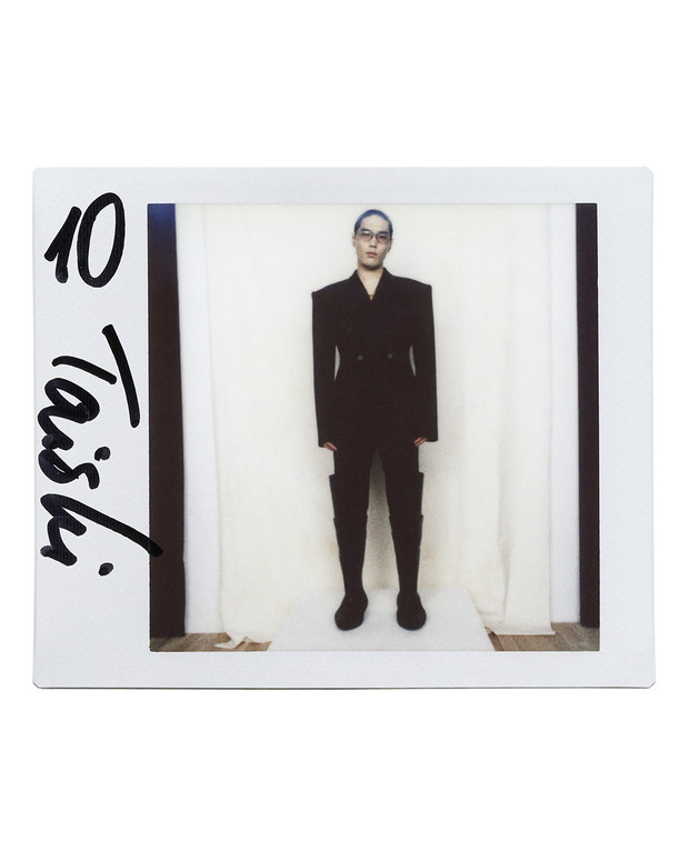Balenciaga Pre-Fall 2022. W świecie bez internetu