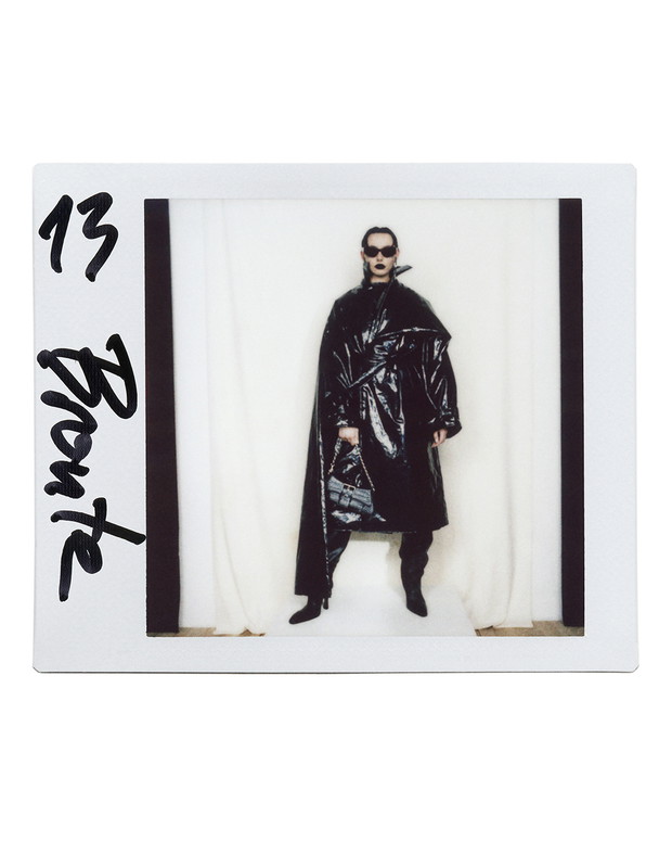 Balenciaga Pre-Fall 2022. W świecie bez internetu