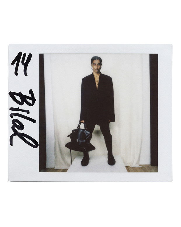 Balenciaga Pre-Fall 2022. W świecie bez internetu