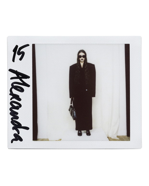 Balenciaga Pre-Fall 2022. W świecie bez internetu