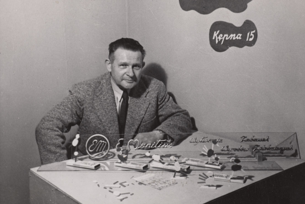 Fotografia Edwarda Manitiusa prezentującego swoje wyroby, 1958, aut. M. Kamiński, zb. Muzeum Warszawy
