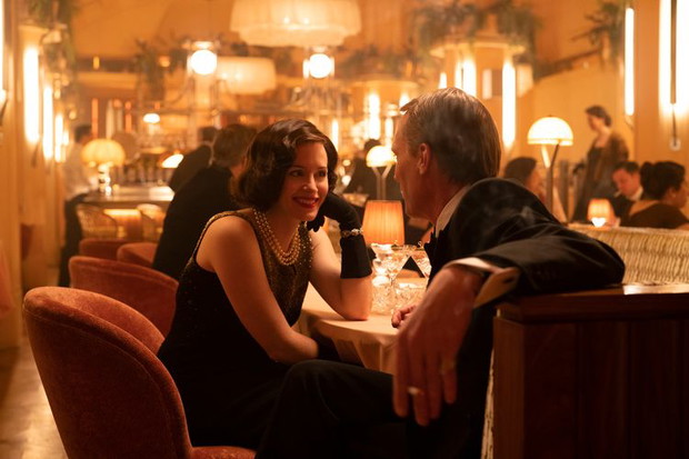 kadr z serialu A Very British Scandal