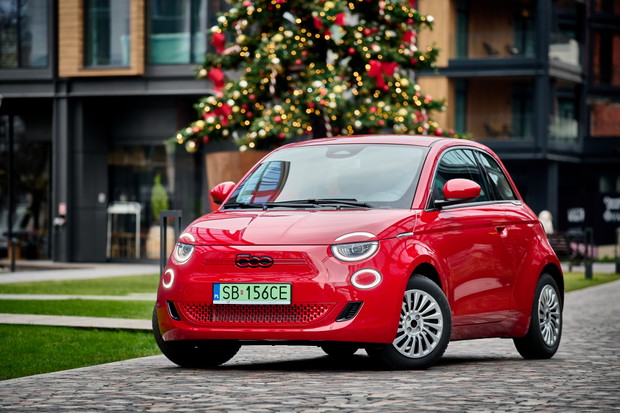 Uroczo-gorący Fiat 500 (RED) z miejsca skradnie Twoje serce. Za co my pokochałyśmy nowy model włoskiej marki?