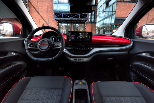 Uroczo-gorący Fiat 500 (RED) z miejsca skradnie Twoje serce. Za co my pokochałyśmy nowy model włoskiej marki?