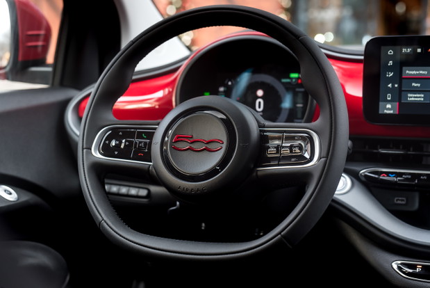 Uroczo-gorący Fiat 500 (RED) z miejsca skradnie Twoje serce. Za co my pokochałyśmy nowy model włoskiej marki?