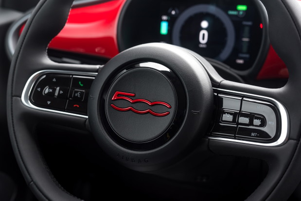 Uroczo-gorący Fiat 500 (RED) z miejsca skradnie Twoje serce. Za co my pokochałyśmy nowy model włoskiej marki?