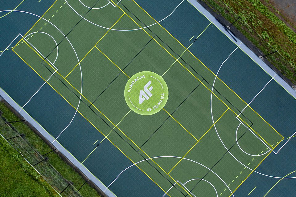 W zasięgu sportu” – w zasięgu marzeń. Rusza druga edycja programu budowy nowoczesnych boisk szkolnych Fundacji 4F Pomaga