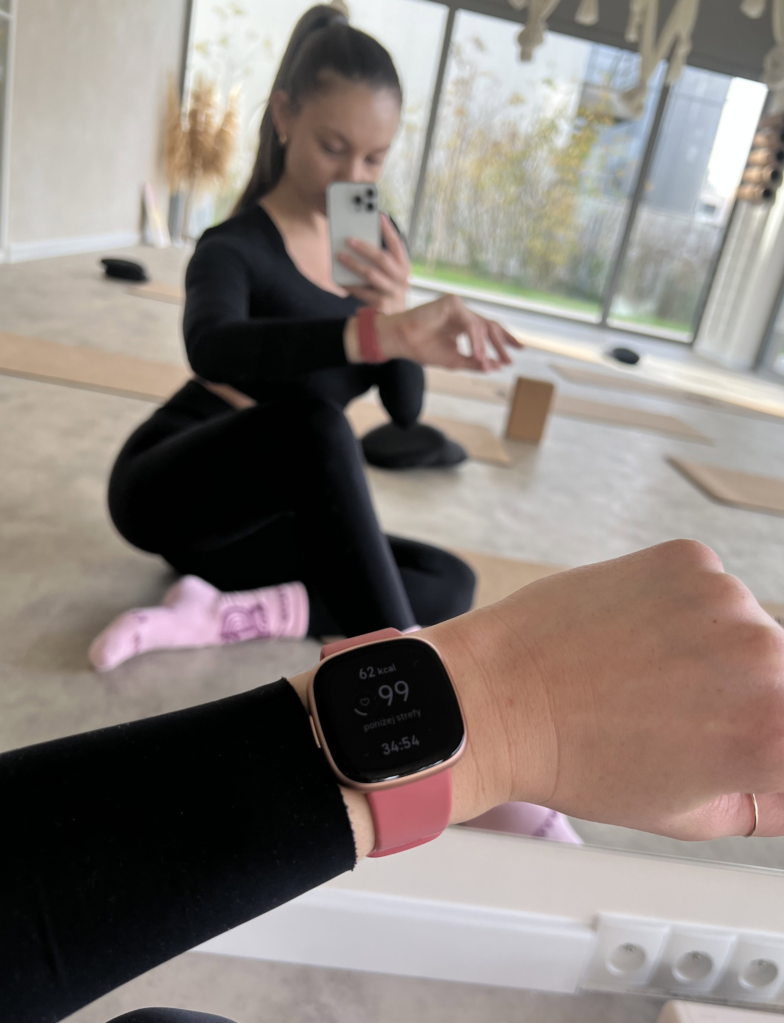 Test smartwatchem FITBIT VERSA 4