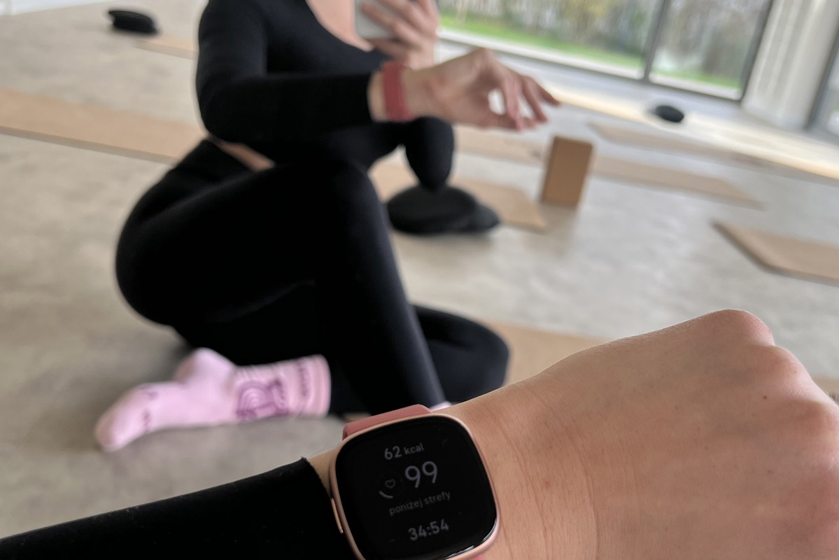 Test smartwatchem FITBIT VERSA 4