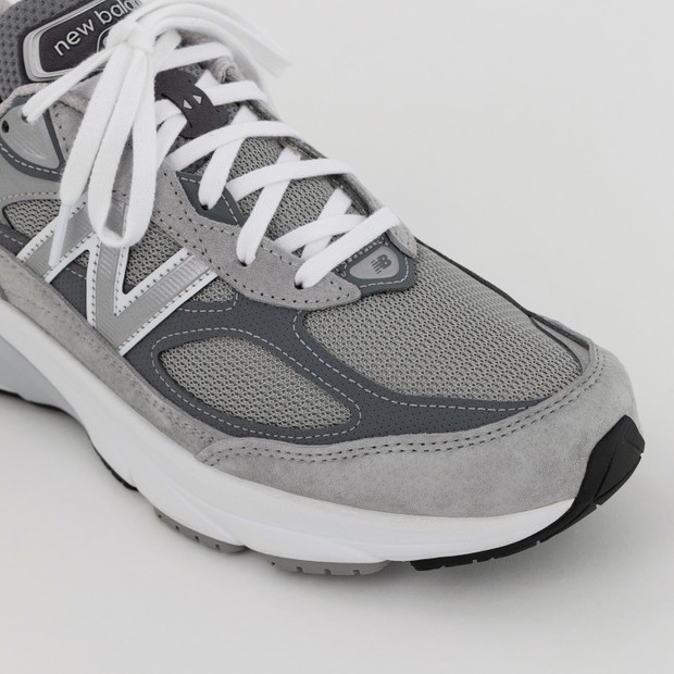 NEW BALANCE prezentuje model 990v6 MADE IN USA – kampania „Runners Aren't Normal”