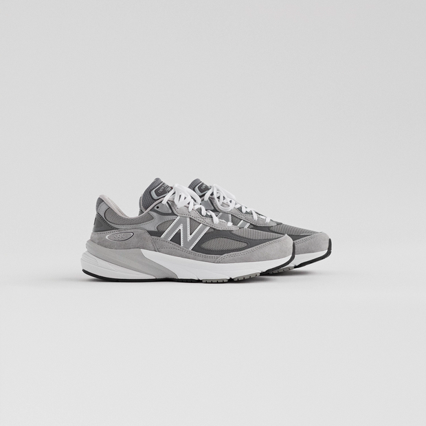 NEW BALANCE prezentuje model 990v6 MADE IN USA – kampania „Runners Aren't Normal”