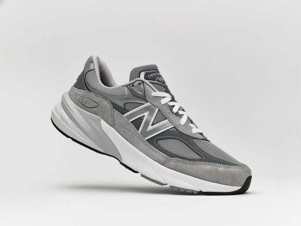 NEW BALANCE prezentuje model 990v6 MADE IN USA – kampania „Runners Aren't Normal”