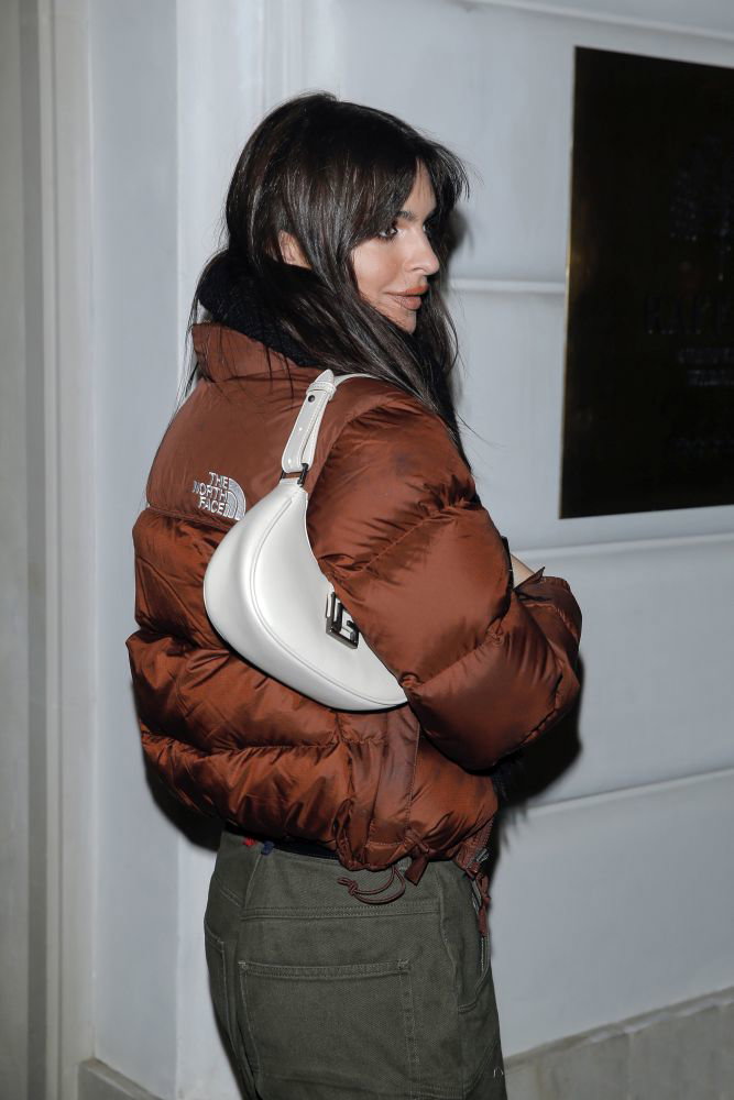 Emily Ratajkowski w butach i torebce z CCC