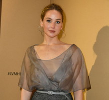Jennifer Lawrence jak stylowa paryżanka lansuje estetykę "Ladylike". Ulubiony styl eleganckich minimalistek to silny trend na wiosnę 2024
