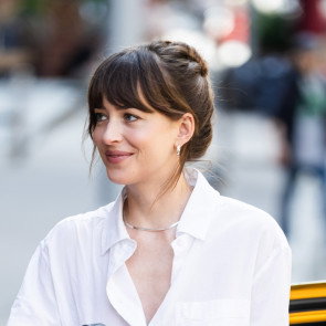 Dakota Johnson udowadnia, że białe jeansy to najbardziej pożądany model w tym sezonie. Łączy je z kultowymi sneakersami