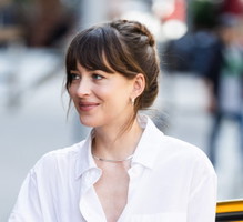 Dakota Johnson udowadnia, że białe jeansy to najbardziej pożądany model w tym sezonie. Łączy je z kultowymi sneakersami