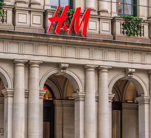 W tej sukience z H&M wyglądam jak "Daphne Bridgerton XXI wieku". Założę ją na wesele przyjaciółki