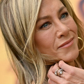 Modna fryzura na lato 2024: Jennifer Aniston postawiła na odmładzającego boba. To idealne cięcie dla dojrzałych kobiet. Kluczowy jest jeden detal