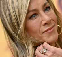 Modna fryzura na lato 2024: Jennifer Aniston postawiła na odmładzającego boba. To idealne cięcie dla dojrzałych kobiet. Kluczowy jest jeden detal