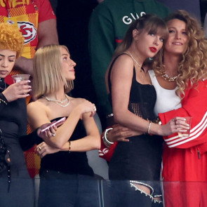 Taylor Swift kradnie show na Super Bowl 2024 w krótkim topie i jeansach, które już są hitem