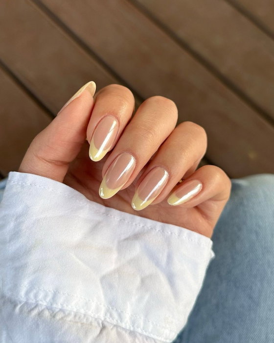 :Butter Glazed French Manicure" to najmodniejszy manicure na lato 2024