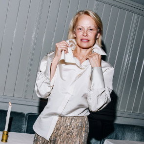Pamela Anderson jak rasowa Skandynawka lansuje kremowy total look. Gwiazda pojawiła się na CPFW z dorosłymi synami