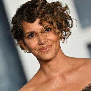 Halle Berry pozuje topless