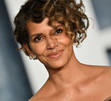Halle Berry pozuje topless