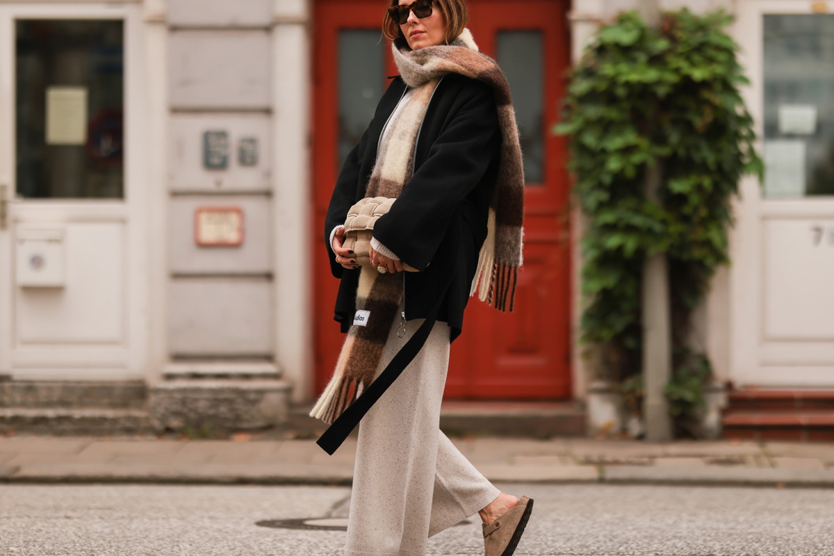 BIRKENSTOCK, Klapki typu mules NAPLES SHEARLING z podszewką