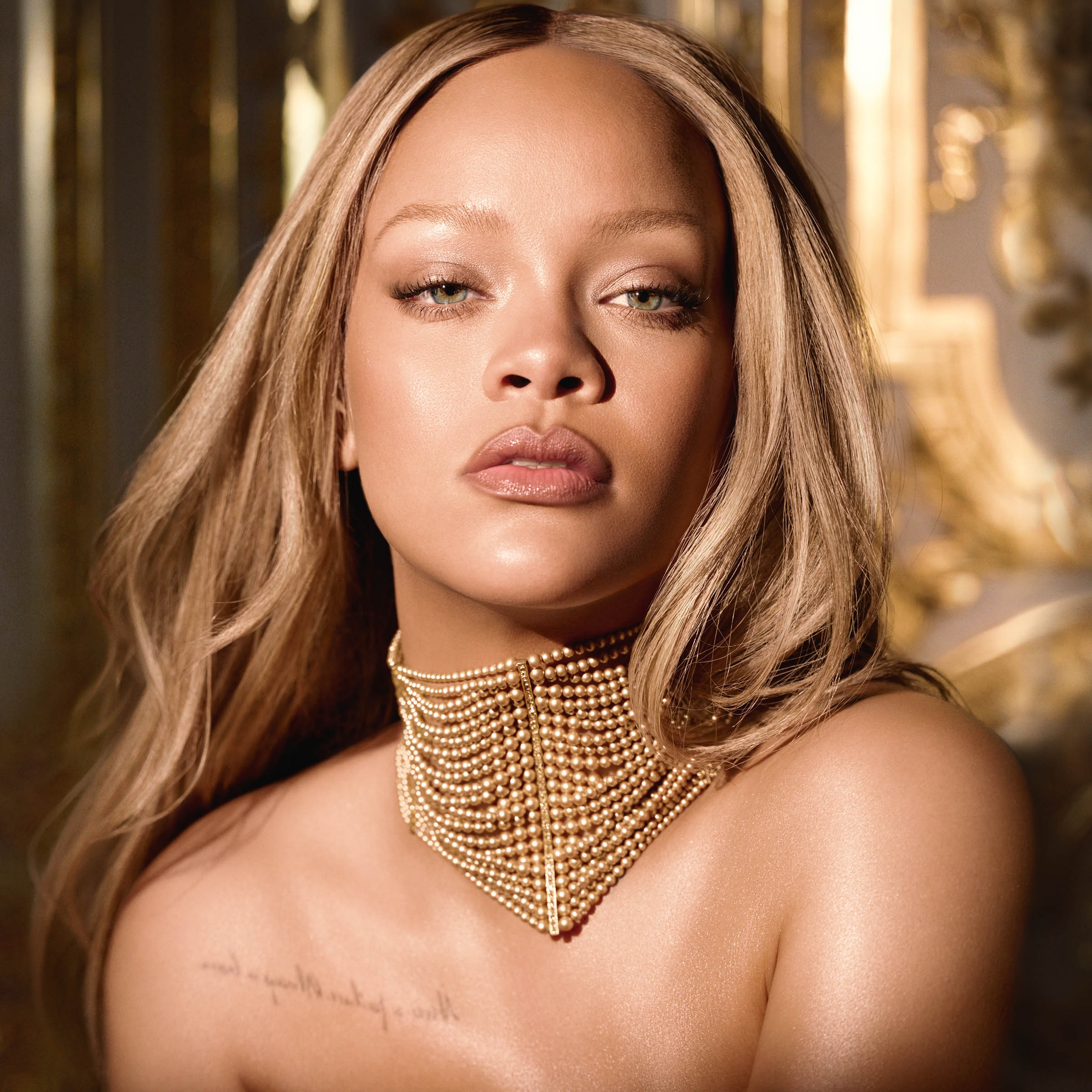 Rihanna w kampanii promocyjnej perfum J'adore