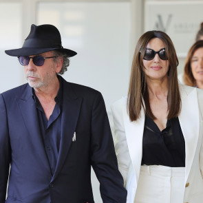 Zakochani Monica Belluci i Tim Burton na Festiwalu Filmowym w Wenecji. 59-letnia aktorka lansuje garnitur w stylu “office siren”