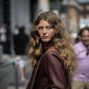 Trendy jesień-zima 2025 – modne kolory włosów według ekspertów. Wśród nich “cool bronde” i “cinnamon hair” dla kobiet w każdym wieku