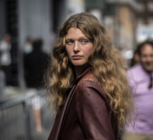 Trendy jesień-zima 2025 – modne kolory włosów według ekspertów. Wśród nich “cool bronde” i “cinnamon hair” dla kobiet w każdym wieku