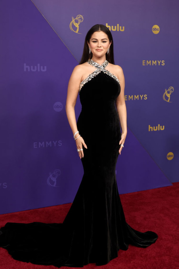 Selena Gomez w szytej na zamówienie sukience Ralph Lauren