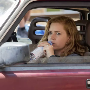 Każdy fan trzymających w napięciu kryminałów powinien obejrzeć ten miniserial z Amy Adams. Jest idealny na weekendowy binge-watching