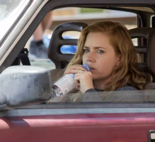 Każdy fan trzymających w napięciu kryminałów powinien obejrzeć ten miniserial z Amy Adams. Jest idealny na weekendowy binge-watching